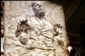 Αρτοποιείο στην Καλιφόρνια αναπαριστά με ψωμί τη σκηνή του «κατεψυγμένου» Han Solo από το Star Wars - Πώς δημιουργήθηκε το γλυπτό Pan Solo που έγινε viral - Η αντίδραση του Mark Hamill στα social media