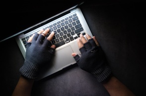 Νέα περίπτωση revenge porn στην Πάτρα, αυτή τη φορά με θύμα 55χρονο - Ζητούν 85.000 ευρώ για να μη διαρρεύσουν βίντεο με προσωπικές του στιγμές.