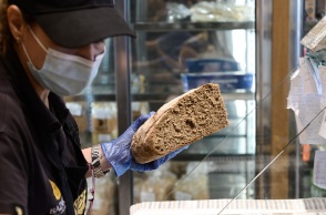 Mέτρα για τη συγκράτηση των τιμών στο ψωμί συζητούν υπουργείο Ανάπτυξης και οι εκπρόσωποι των αρτοποιών, καθώς καταγράφεται μεγάλη αύξηση λόγω εκτόξευσης των πρώτων υλών. 