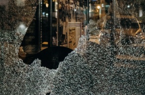 Αίσθηση προκαλεί βίντεο που καταγράφει περιστατικό βίας σε καφετέρια στο κέντρο της Αθήνας – Άγνωστοι εισέβαλαν στον χώρο και επιτέθηκαν σε υπαλλήλους.