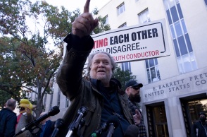  Στιβ Μπάνον: Ο πρώην στενός συνεργάτης του Ντόναλντ Τραμπ και επικεφαλής στρατηγικής του πρώην προέδρου των ΗΠΑ καταδικάστηκε σε τέσσερις μήνες φυλάκιση.