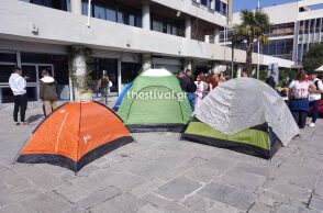 Σκηνές έξω από την Πρυτανεία του ΑΠΘ για τα υψηλά ενοίκια