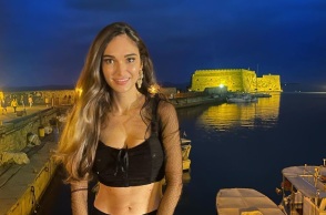 Το μοντέλο Ελίζαμπεθ Μπερτ από τις ΗΠΑ έπεσε από τα σύννεφα διαπιστώνοντας πόσους Έλληνες έχει στην Κρήτη – Γκάφα ή τρολάρισμα;, διερωτώνται τα social media.