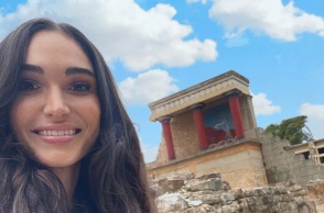 Το μοντέλο Ελίζαμπεθ Μπερτ από τις ΗΠΑ, που είχε ανακαλύψει «έκπληκτη» ότι ζουν πολλοί Έλληνες στην Κρήτη, έκανε νέα viral δημοσίευση από την Κνωσό.