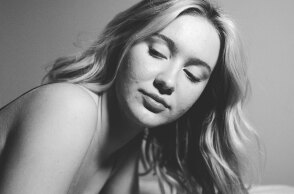 Ασπρόμαυρη φωτογραφία κοπέλας με ακμή