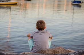 Παιδί κοιτά προς τη θάλασσα