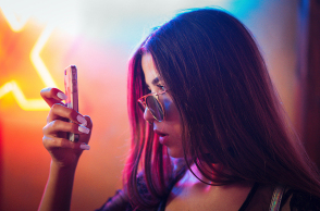 Γυναίκα που κρατάει κινητό τηλέφωνο