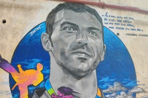 Αλέξανδρος Νικολαΐδης: Ένα υπέροχο graffiti με το πρόσωπό του δημιούργησαν έξω από το κολυμβητήριο του Βύρωνα.