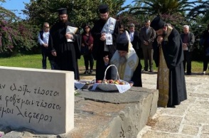 Ο αρχιεπίσκοπος Κρήτης Ευγένιος γονάτισε στον τάφο του Νίκου Καζαντζάκη, αποτίνοντας τιμή στον Κρητικό λογοτέχνη, στην επέτειο 65 χρόνων από τον θάνατό του.