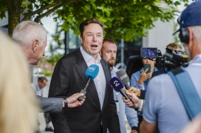 Twitter: Ο Έλον Μασκ έκανε «ποδαρικό» με απολύσεις στελεχών - Ο πλουσιότερος άνθρωπος στον κόσμο επιβεβαίωσε την εξαγορά τα ξημερώματα της Παρασκευής.