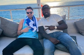 Κωνσταντίνος Αργυρός - 50 Cent: Ένα 24ωρο πριν τη συναυλία τους στο ΟΑΚΑ, ο δημοφιλής Έλληνας τραγουδιστής και ο διάσημος Αμερικανός ράπερ συναντήθηκαν σε γιοτ.