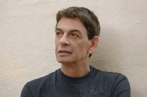 Ο τραγουδιστής και συνθέτης Μιχάλης Ρακιντζής απαντά σε 33 ερωτήσεις για την Αθήνα.