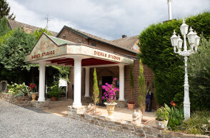 Ο μουσικός παραγωγός Dieter Dierks μιλάει για την πρωτοβουλία «Music Against War» κατά του πολέμου στην Ουκρανία και μας ξεναγεί στα ιστορικά studio ηχογραφήσεων στην Κολωνία