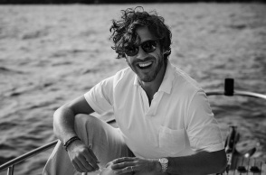 O Jack Savoretti μιλάει στην ATHENS VOICE, πριν τις συναυλίες του σε Αθήνα και Θεσσαλονίκη, για τη μεγάλη επιτυχία του άλμπουμ «Europiana», τη μουσική και τη ζωή του. 