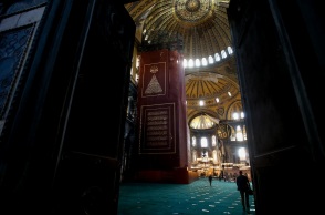 «Μνημείο εν κινδύνω» ζητά από την UNESCO να κηρυχθεί η Αγία Σοφία ο γ.γ. της Διακοινοβουλευτικής Συνέλευσης της Ορθοδοξίας, Μάξιμος Χαρακόπουλος.