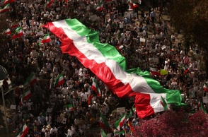 Baraye: Ο Ιρανός τραγουδιστής Σερβίν Χατζιπούρ μετά τον θάνατο της Μάχσα Αμίνι έγραψε ένα τραγούδι εμπνευσμένο από tweets και έγινε ο ύμνος των Ιρανών διαδηλωτών 