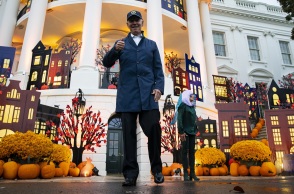 Ο Αμερικανός πρόεδρος Τζο Μπάιντεν και η Πρώτη Κυρία γιόρτασαν το Halloween στον στολισμένο με κολοκύθες και διακοσμημένο με χρώματα του φθινοπώρου Λευκό Οίκο.