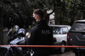 Αστυνομικός έχει αποκλείσει τον τόπο εγκλήματος