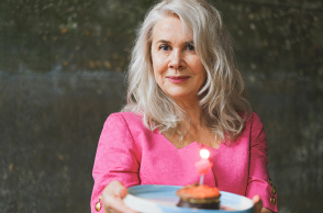 Γυναίκα γιορτάζει τα γενέθλιά της