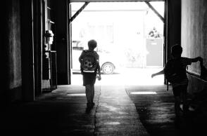 Παιδιά σε στοά με τη σχολικής τους τσάντα