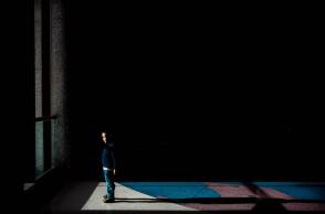 Παιδί σε δωμάτιο όπου μπαίνει φως από το παράθυρο