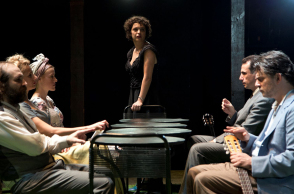 «Η Στέλλα με τα κόκκινα γάντια» στο θέατρο Τέχνης