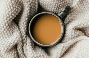 Θεσσαλονίκη: Προσπαθώντας να μειώσουν το κόστος της θέρμανσης, επιχειρηματίες της εστίασης προμηθεύονται κουβέρτες για να ζεστάνουν τους πελάτες.