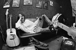 Το νέο ντοκιμαντέρ «Harvest Time» για το ιστορικό άλμπουμ του Neil Young, «Harvest», κάνει παγκόσμια πρεμιέρα τον Δεκέμβριο - Οι πρώτες εικόνες και οι δηλώσεις του μουσικού για το φιλμ και το ακυκλοφόρητο υλικό.