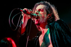 Nightfall: Η πρώτη συναυλία ελληνικής metal μπάντας με support ξένο συγκρότημα, το 1998, στην Αθήνα, στο Ρόδον Club, μέσα από σπάνιες φωτογραφίες του Χρήστου Κισατζεκιάν