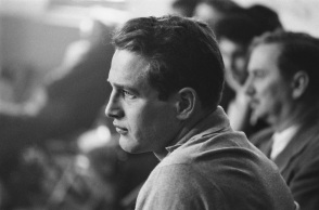 Τι αποκαλύπτει για τον Πολ Νιούμαν η νέα βιογραφία «Paul Newman: The Extraordinary Life of an Ordinary Man»: Οι αποφάσεις του σταρ του Χόλιγουντ, ο έρωτάς του με την Joanne Woodward, η φιλανθρωπική του δράση.