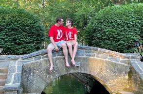 Γνωρίστηκαν ως άνδρας και γυναίκα, αλλά δεν άφησαν τη φυλομετάβαση να επηρεάσει τη σχέση τους - Του έκανε πρόταση γάμου λίγες εβδομάδες μετά το coming out.