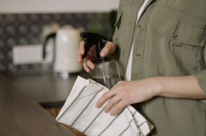 Γυναίκα κρατάει σπρέι και πανί