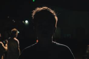 Σκιά αγοριού σε σκοτεινό φόντο