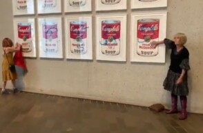 Ακτιβίστριες κόλλησαν το χέρι τους σε πίνακα του Άντι Γουόρχολ στην Εθνική Πινακοθήκη της Αυστραλίας