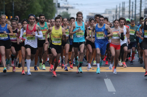 Δρομείς κατά τη διάρκεια της εκκίνησης του αγώνα των 5 χιλιομέτρων, στον 38ο Αυθεντικό Μαραθώνιο Αθήνας
