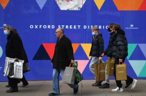 Πολίτες σε δρόμο της Βρετανίας με τσάντες από τις αγορές τους