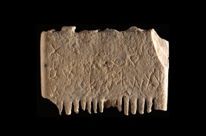 Ιστορικό ορόσημο: Η παλαιότερη γραπτή πρόταση βρέθηκε σε μια χτένα από ελεφαντόδοντο - Χρονολογείται περίπου στο 1700 π.Χ.