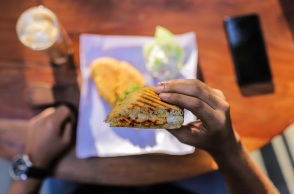 Δίδυμο διαρρηκτών έχει φέρει αναστάτωση στον Δρυμό Θεσσαλονίκης - Το θράσος τους είναι τέτοιο που έφτιαξαν σάντουιτς την ώρα της ληστείας.