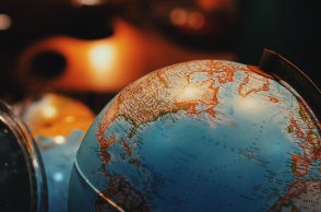 Κέντρο Ερευνητικών Προοδευτικής Πολιτικής: Ομιλητές από τον πολιτικό και ακαδημαϊκό χώρο ανέλυσαν τους κινδύνους του κλονισμού πολιτικής και δημοκρατίας.