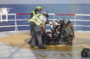 Η Γαλλία δίνει άδεια στο Ocean Viking να προσαράξει στην Τουλόν αν και καθώς το σκάφος βρισκόταν ανοιχτά της Σικελίας, ήταν «ευθύνη της Ιταλίας»