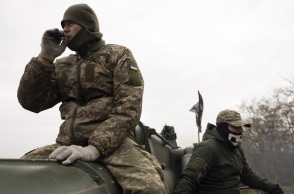 Χιλιάδες Ουκρανοί στους δρόμους της Χερσώνας υποδέχθηκαν με αγκαλιές και κλάματα την αποχώρηση των ρωσικών δυνάμεων - Τερματίστηκε η οκτάμηνη κατοχή.  