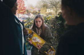 Κυκλοφόρησε η χριστουγεννιάτικη διαφήμιση του εμβληματικού λονδρέζικου καταστήματος Τζον Λιούις - Οι ανάδοχες οικογένειες στο επίκεντρο της φετινής καμπάνιας.