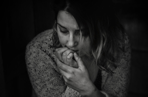 Ασπρόμαυρη φωτογραφία με γυναίκα που τρώει τα νύχια της από το Στρες