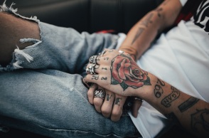 Μητέρα συνελήφθη επειδή επέτρεψε στον 10χρονο γιο της να κάνει τατουάζ, πυροδοτώντας δημόσιο διάλογο για τα κοινωνικά ήθη γύρω από τη δερματοστιξία.