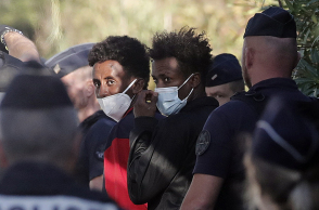 Μετανάστες από το πλοίο Ocean Viking