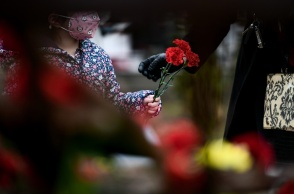 Πολυτεχνείο - Παιδί με λουλούδι τιμά την επέτειο εξέγερσης