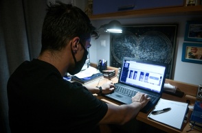 Φοιτητής με λάπτοπ και μάσκα κατά τη διάρκεια του lockdown