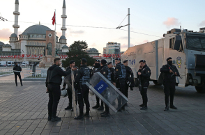 Τούρκοι αστυνομικοί μπροστά από το τέμενος Ταξίμ μετά από έκρηξη στην οδό Istiklal, στην Κωνσταντινούπολη
