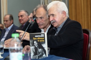 Παρουσίαση του βιβλίου του Μίμη Ανδρουλάκη "Πριν σβήσουν τα φώτα" στο Δημοτικό Θέατρο Πειραιά