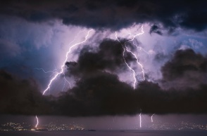 Η κακοκαιρία «Fobos» θα πλήξει και την Ελλάδα μέσα στο Σαββατοκύριακο: Έρχονται βροχές και καταιγίδες - Πού θα εκδηλωθούν επικίνδυνα φαινόμενα.